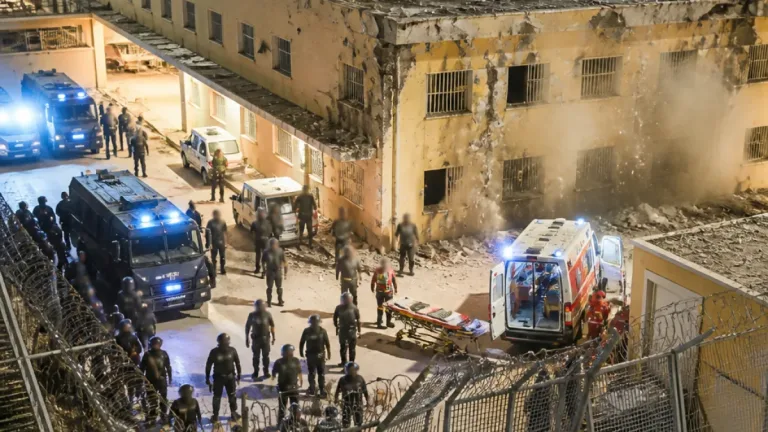 Rivolta a Siracusa: detenuti sui tetti della Cavadonna, 11 agenti feriti
