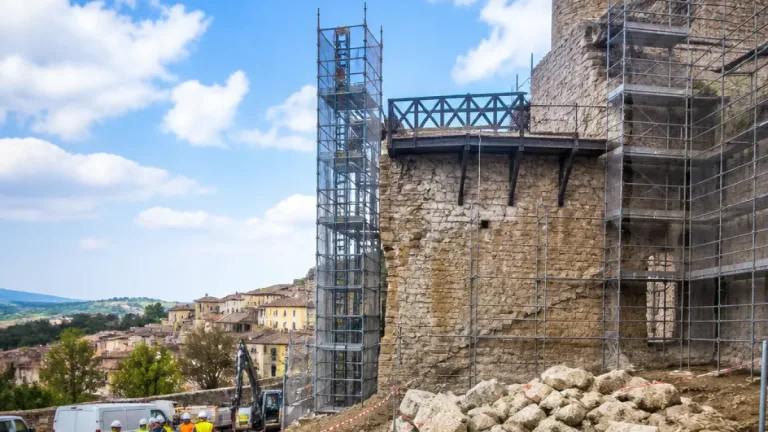 Rocca di Montefiore, polemica sui lavori: esposto, Pnrr e accuse di danno al bene storico