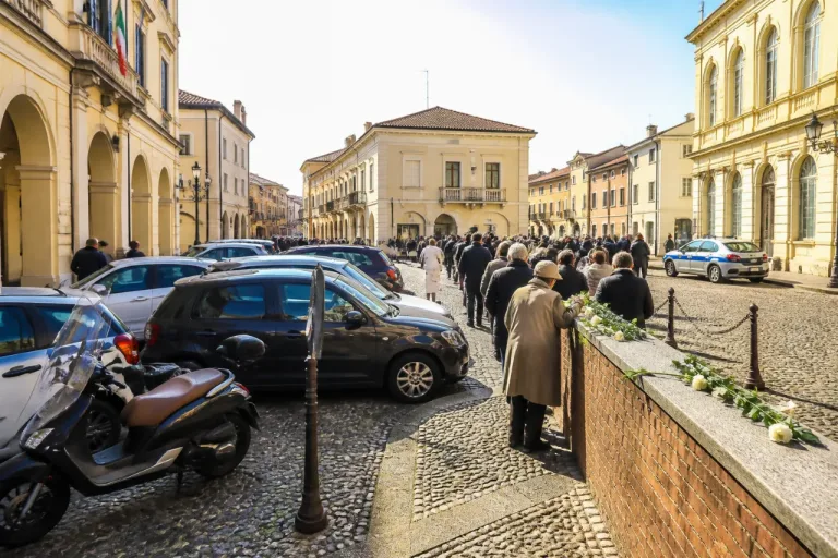 Rovigo, tour nel centro storico mette in luce il parcheggio selvaggio a piazzetta Cappa d’Oro