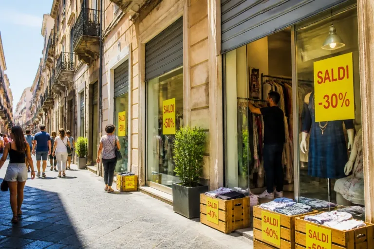 Saldi estivi: prudenza tra i negozi della provincia di Trapani, attese contenute
