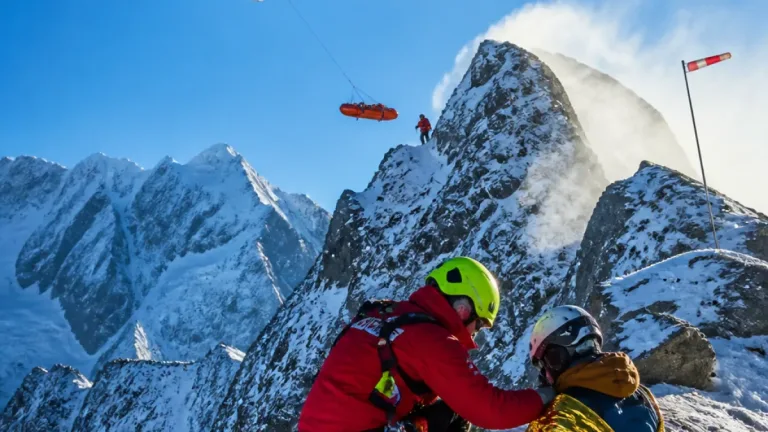 Salvati quattro alpinisti sulla Cresta del Soldato: evacuazione con elicottero e tecnici a supporto