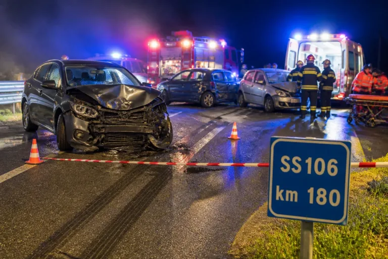 Schianto sulla SS106 a Borgia: tre auto coinvolte, cinque feriti di cui uno grave