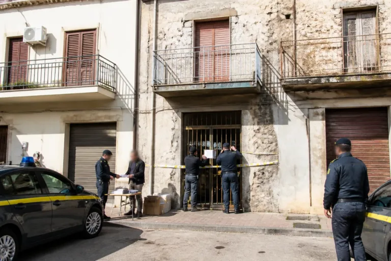 Sequestrati beni a imprenditore vicino a cosca: blitz della Guardia di Finanza