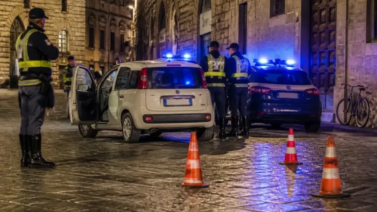 Siena: arrestato in centro storico, denunciato e poi espulso un 33enne