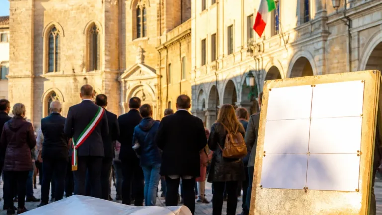 Sindaci e istituzioni uniti in difesa del vescovo Palmieri dopo lo striscione anonimo