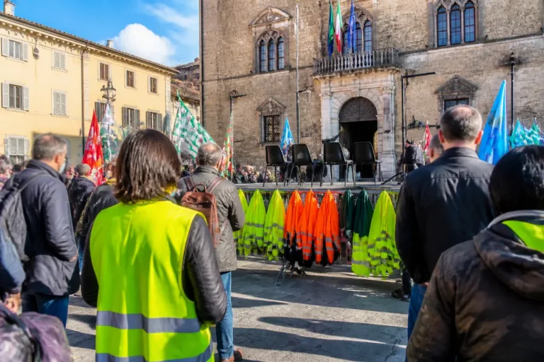 Sindaci in piazza a Prato per la vertenza Acca: richiesta la riapertura del tavolo istituzionale