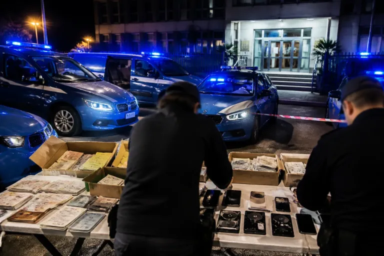 Smantellata banda che fabbricava assegni e documenti falsi: 18 misure cautelari a Foggia