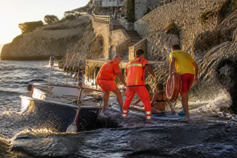 Sperlonga: finanzieri liberi dal servizio salvano due bagnanti in difficoltà