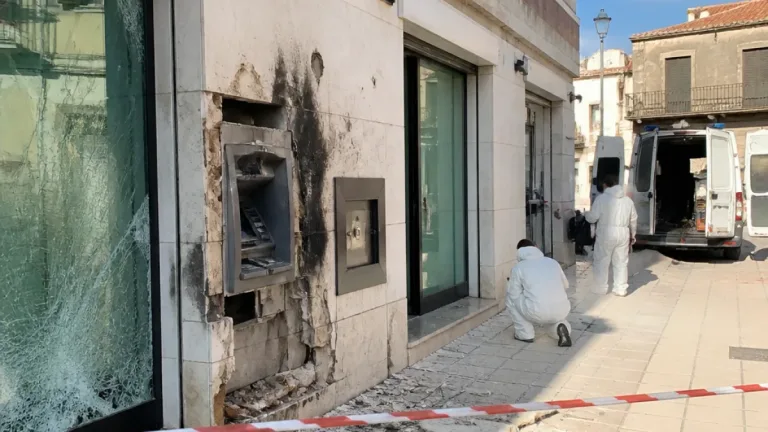 Tentato assalto all'ATM di Aquino: esplosivi danneggiano la filiale ma il bancomat resta intatto