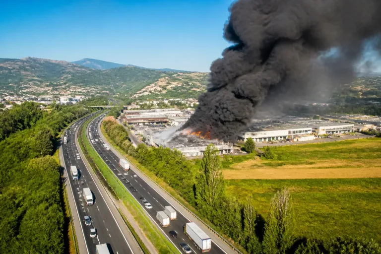 Teramo, incendio nel deposito Lazzaroni: fumo sull’A24 e disagi alla viabilità