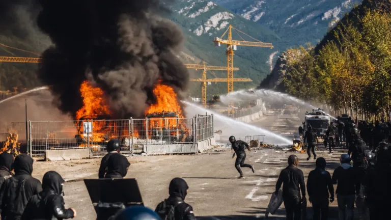 Torino: scontri a Chiomonte, assalto al cantiere della Torino‑Lione con mezzi dati alle fiamme