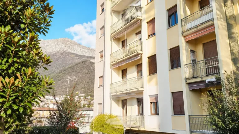 Tragedia in via Perazzo, Lecco: uomo muore dopo una caduta da una palazzina