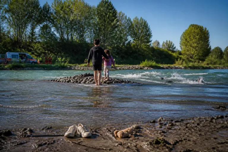 Tragedia sul Sesia: due uomini annegano tentando di salvare una bimba di 6 anni a Romagnano