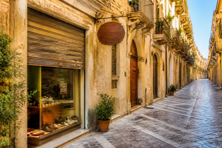 Trapani, commerciante del centro lancia l'allarme: «Sempre meno clienti»
