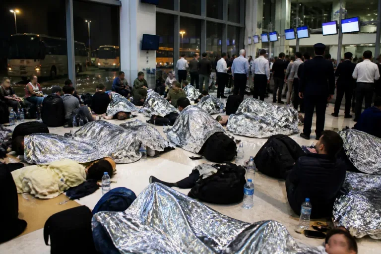 Trapani, passeggeri Ryanair bloccati a Birgi: notte in aeroporto e proteste per la gestione