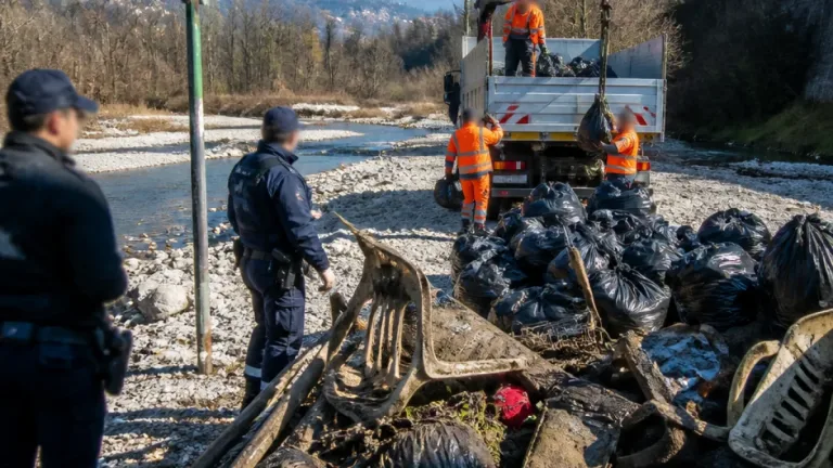 Trento, ripulita la spiaggetta di Ponte Alto: tre persone identificate dopo la rimozione dei rifiuti