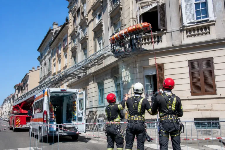 Trieste, soccorso complesso in via Rossetti: VVF calano dal 5° piano una persona bariatrica