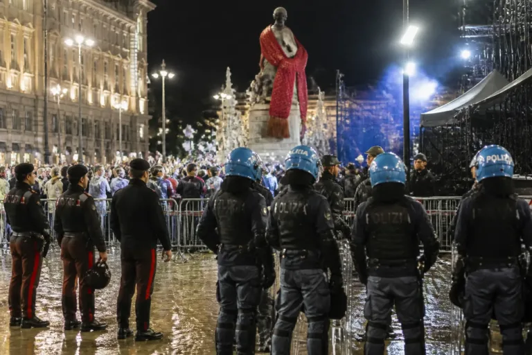 Trieste, tensione in centro per la presenza di ministri israeliani: Nettuno con la kefia e presidio delle forze dell'ordine