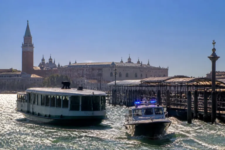 Turista sul tetto del vaporetto a San Marco: fermato due volte, scatta la denuncia