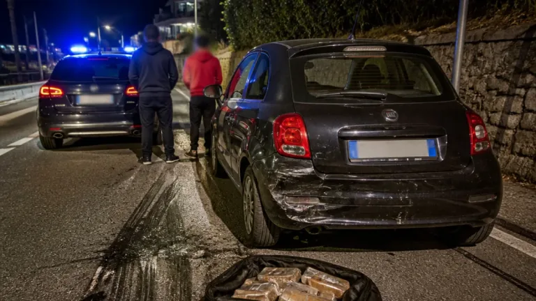 Un chilo di hashish nello zaino: due ventenni livornesi arrestati dopo un incidente a Levanto