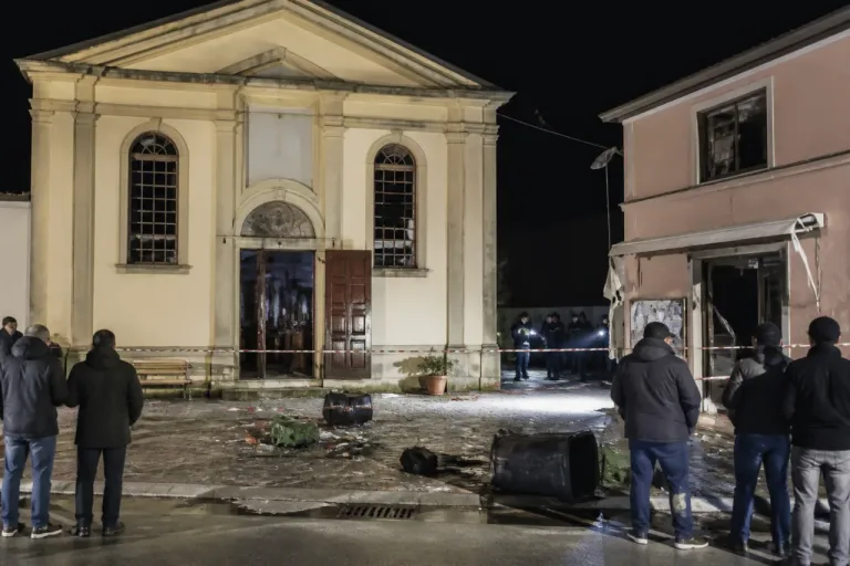 Vandali in azione a Ca' Cappellino: chiesa e sedi associative devastate, indagini in corso