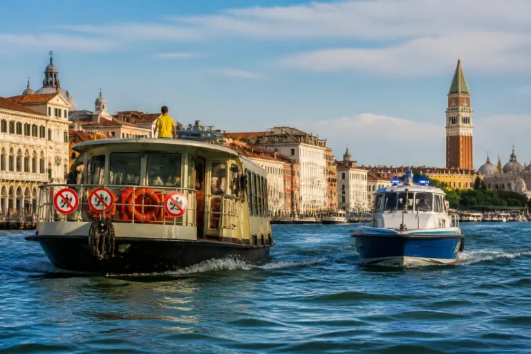 Venezia, 18enne sul tetto del vaporetto: denunciato per pericolo alla navigazione