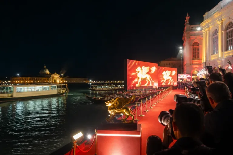 Venezia celebra George Clooney: Leone d'oro alla carriera per la 83ª Mostra