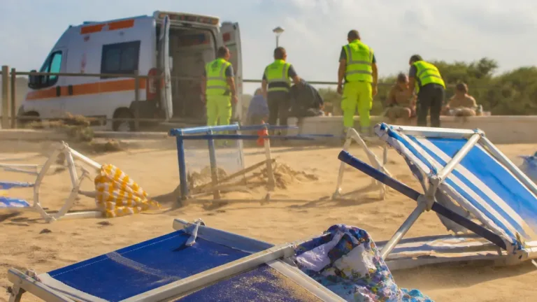 Vento improvviso a Campomarino di Maruggio: ombrelloni sollevati, diversi feriti lievi