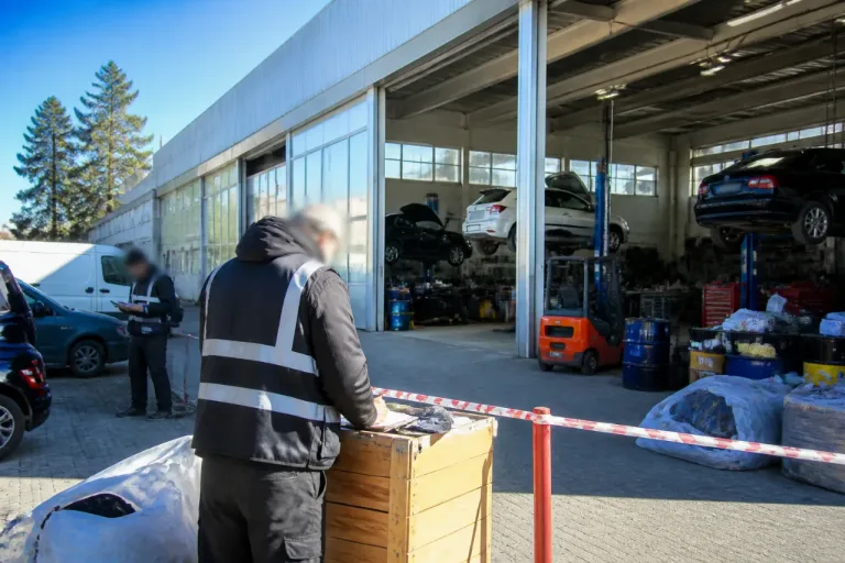 Vercelli: sequestrata officina abusiva, sanzioni per rifiuti e lavoro nero