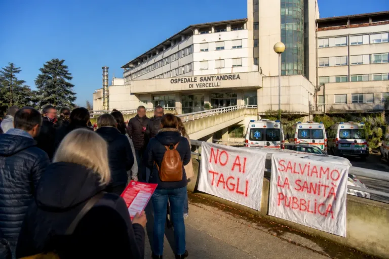 Vercelli, sindacato in piazza all'Ospedale Sant'Andrea contro i tagli e il blocco delle assunzioni
