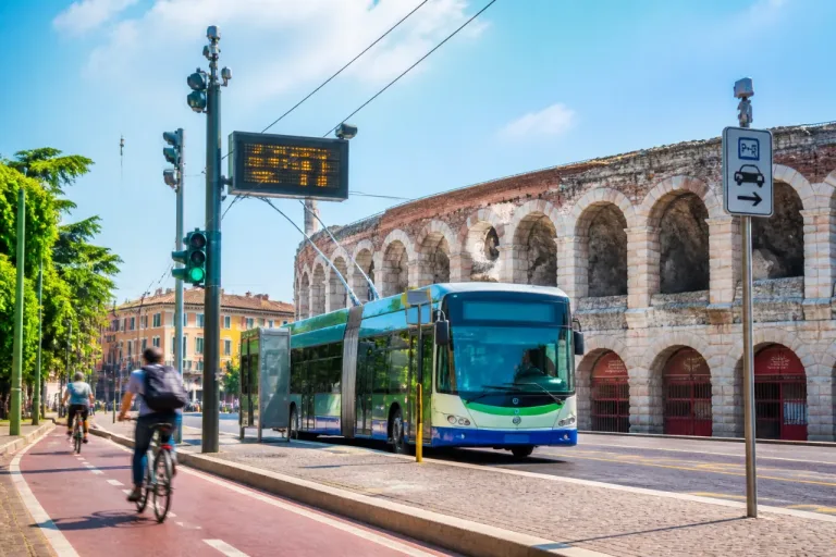 Verona, 13,3 milioni per mobilità sostenibile: filovia, bici, parcheggi e traffico smart