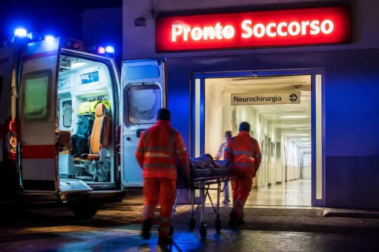 Vibo Valentia, bimbo di 3 anni cade nella tromba delle scale: è grave, trasferito a Catanzaro