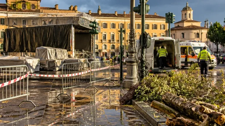 Violento temporale a Modena: alberi caduti, strade interrotte e annullato il concerto in piazza Roma