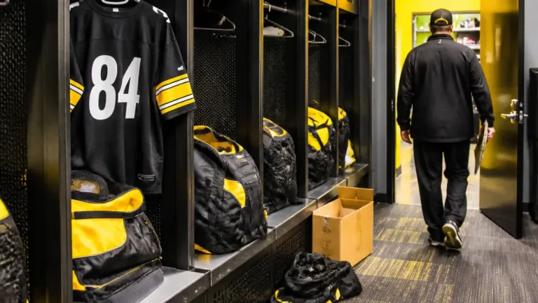 Pittsburgh Steelers trim roster as cutdown deadline nears; Jones traded to Cowboys